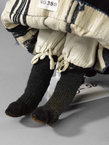 Piqué onderbroek met een zijsplit, onderdeel kleding pop in Hindelooper kostuum van ongehuwde vrouw